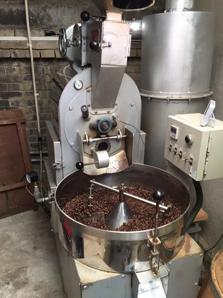 自家製の直火式焙煎機